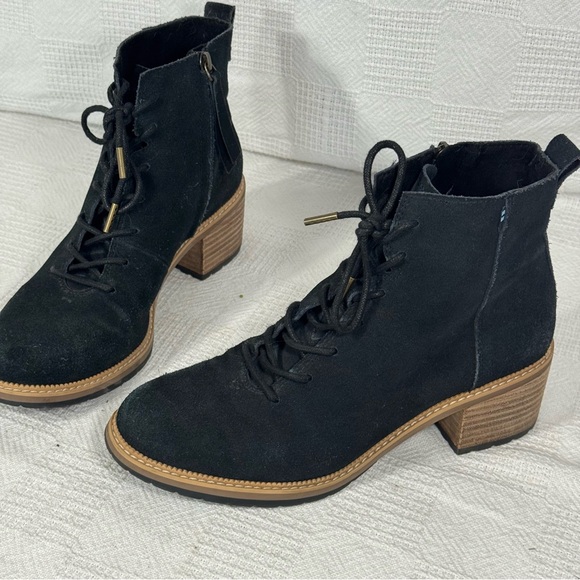 NEW TOMS WOMEN'S SUEDE LACE UP BLOCK‎ HEEL ANKLE BOOTS SIZE 9.5 BLACK - Picture 1 of 7